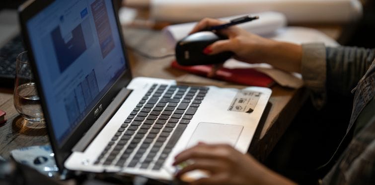 A Diferença entre Reparos e Upgrades: Quando Investir em Melhorias no Notebook?